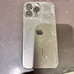 天理市石上町　iphone12　背面割れ修理