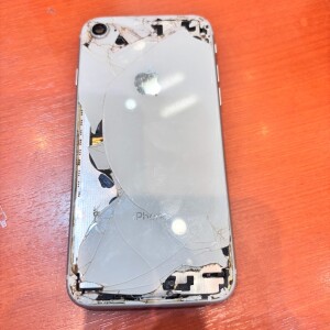 奈良市尼辻町　iphone8　背面割れ修理
