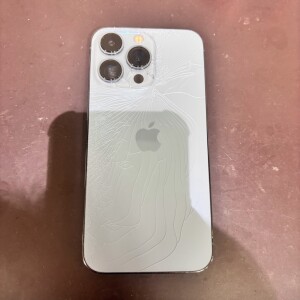 天理市櫟本町　iphone14Pro　背面パネル修理-