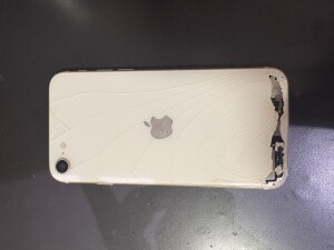 iPhoneSE3　背面割れ修理　奈良県奈良市宿院町