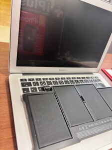 奈良市宝来町　MacBookAir13inch2017　A1466　バッテリー交換