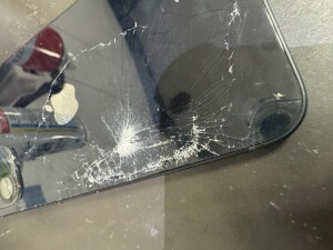 iPhoneの背面割れ