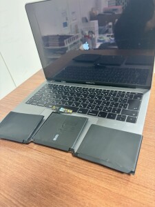 奈良県生駒市東生駒　MacBookPro13（A1708）　バッテリー交換