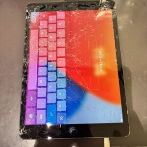 奈良県奈良市大宮町　iPad8　ガラス交換修理