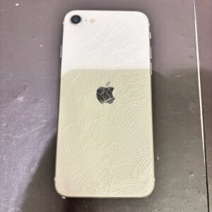 奈良県生駒市新生駒台　iPhoneSE第三世代　背面割れ修理
