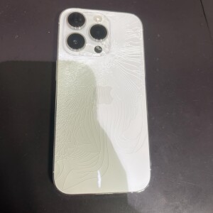 奈良県生駒市松美台　iPhone14Pro　背面割れ修理