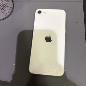 奈良県奈良市押熊町　iPhoneSE第二世代　背面修理
