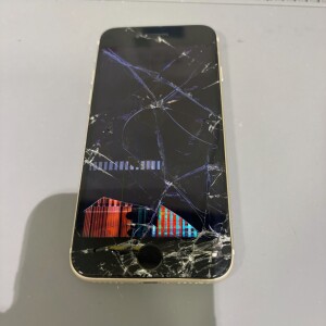 奈良県生駒市生駒台北　iPhoneSE第二世代　画面修理